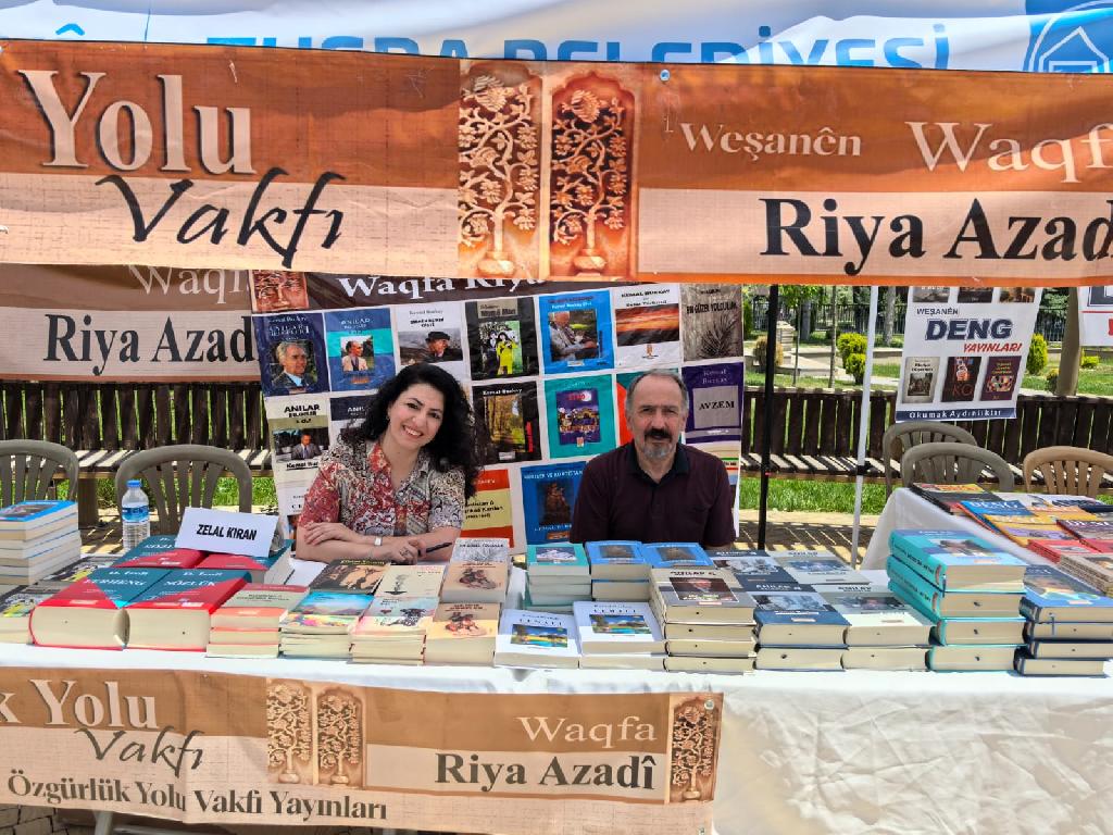 Weşanxana Weqfa Rîya Azadî beşdarî pêşengehê bu.